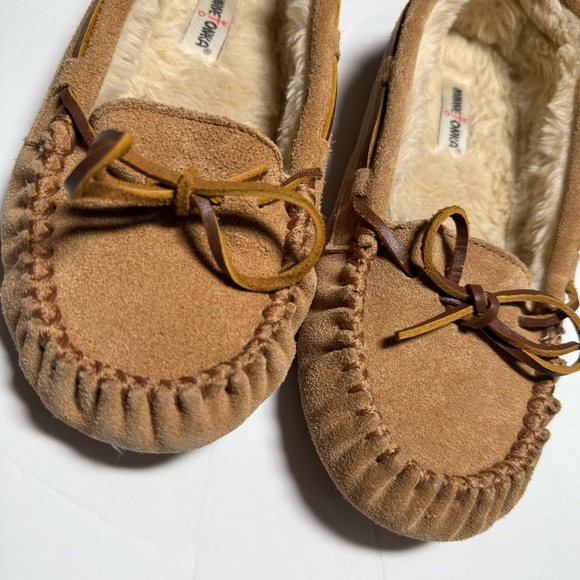 Minnetonka Cally Mocassin Slippers Suede Pile Tan Women’s 5.5 Girls Size 4 - Picture 2 of 7
